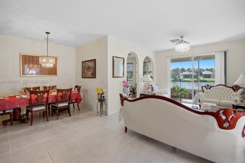 House in Port St. Lucie, Florida 3 bedrooms, 139.91 sq.m. № 2062191 - photo 11