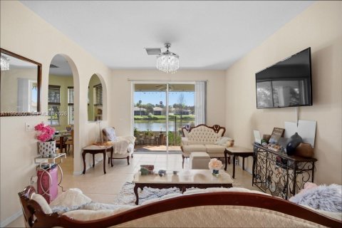 House in Port St. Lucie, Florida 3 bedrooms, 139.91 sq.m. № 2062191 - photo 10