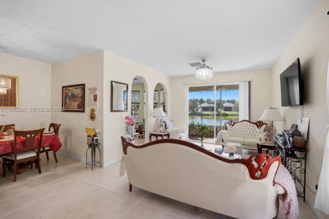 House in Port St. Lucie, Florida 3 bedrooms, 139.91 sq.m. № 2062191 - photo 13