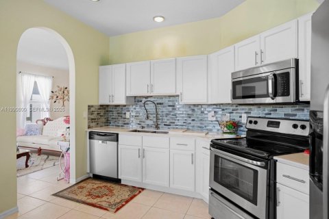 House in Port St. Lucie, Florida 3 bedrooms, 139.91 sq.m. № 2062191 - photo 3
