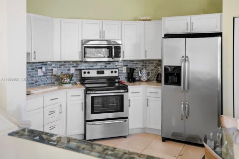 House in Port St. Lucie, Florida 3 bedrooms, 139.91 sq.m. № 2062191 - photo 16
