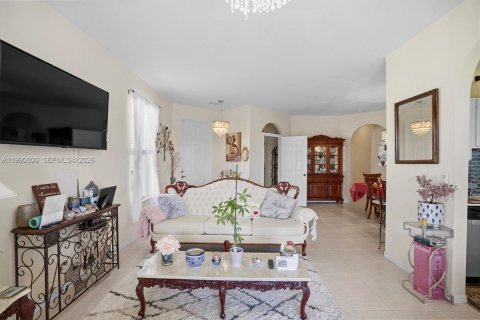 House in Port St. Lucie, Florida 3 bedrooms, 139.91 sq.m. № 2062191 - photo 12