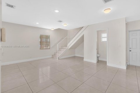 Townhouse in Fort Lauderdale, Florida 2 bedrooms, 116.13 sq.m. № 1994390 - photo 2