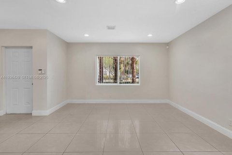 Townhouse in Fort Lauderdale, Florida 2 bedrooms, 116.13 sq.m. № 1994390 - photo 8