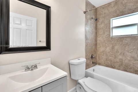 Townhouse in Fort Lauderdale, Florida 2 bedrooms, 116.13 sq.m. № 1994390 - photo 20