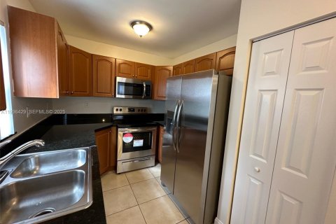 Townhouse in Fort Lauderdale, Florida 2 bedrooms, 116.13 sq.m. № 1994390 - photo 4