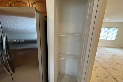 Townhouse in Fort Lauderdale, Florida 2 bedrooms, 116.13 sq.m. № 1994390 - photo 6