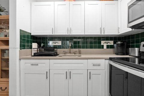 Condo in Deerfield Beach, Florida, 1 bedroom  № 1852194 - photo 12