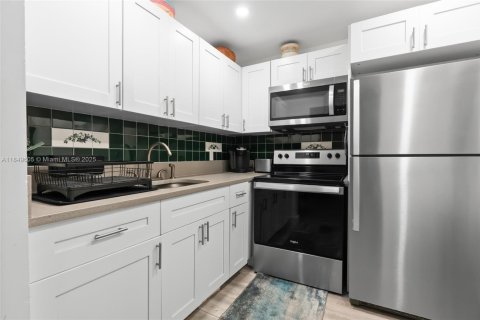 Condo in Deerfield Beach, Florida, 1 bedroom  № 1852194 - photo 10