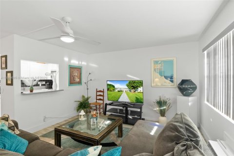 Condo in Deerfield Beach, Florida, 1 bedroom  № 1852194 - photo 1