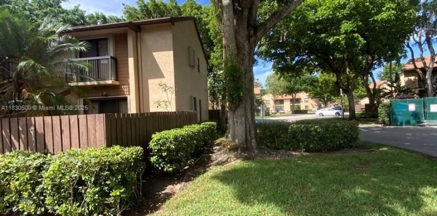 Townhouse in Coconut Creek, Florida 2 bedrooms, 109.81 sq.m. № 1806281