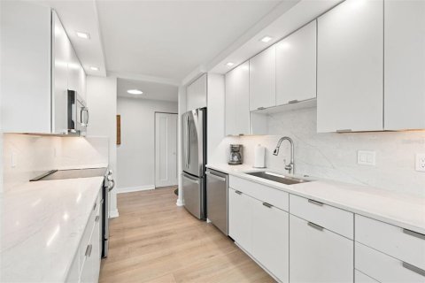 Copropriété à vendre à Sarasota, Floride: 2 chambres, 115.85 m2 № 2285432 - photo 10