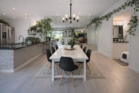 Adosado en venta en West Palm Beach, Florida, 2 dormitorios, 114.83 m2 № 2062674 - foto 1