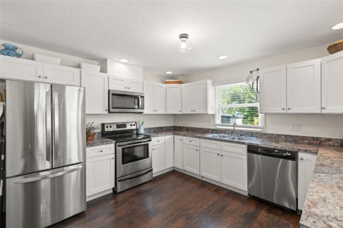 House in Saint Petersburg, Florida 2 bedrooms, 102.19 sq.m. № 1856222 - photo 12