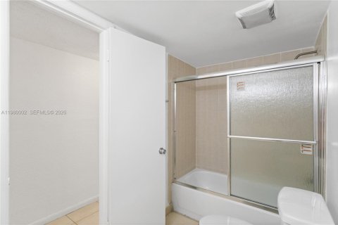 Condo in Hialeah, Florida, 3 bedrooms  № 2044106 - photo 21