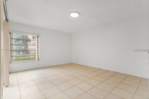 Condo in Hialeah, Florida, 3 bedrooms  № 2044106 - photo 13