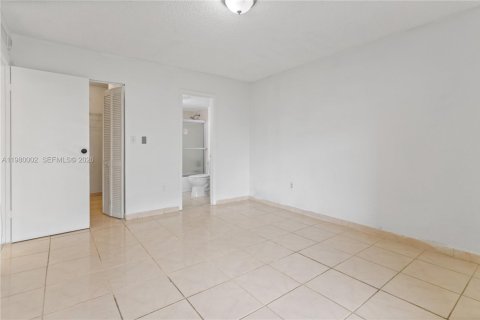 Condo in Hialeah, Florida, 3 bedrooms  № 2044106 - photo 26