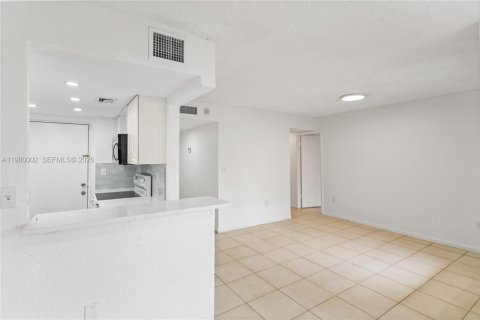 Condo in Hialeah, Florida, 3 bedrooms  № 2044106 - photo 7