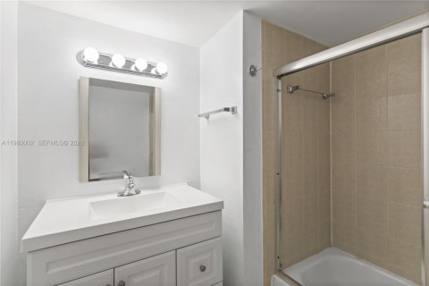 Condo in Hialeah, Florida, 3 bedrooms  № 2044106 - photo 27