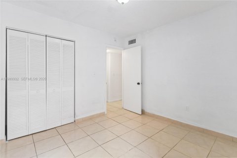 Condo in Hialeah, Florida, 3 bedrooms  № 2044106 - photo 24