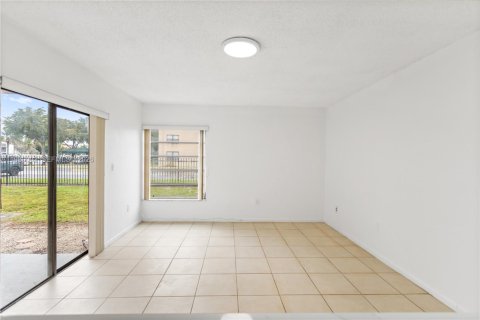 Condo in Hialeah, Florida, 3 bedrooms  № 2044106 - photo 9