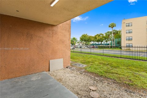 Condo in Hialeah, Florida, 3 bedrooms  № 2044106 - photo 14
