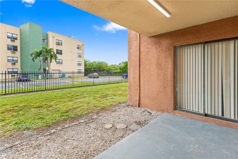 Condo in Hialeah, Florida, 3 bedrooms  № 2044106 - photo 15