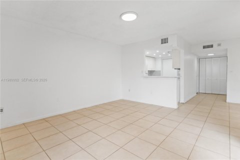 Condo in Hialeah, Florida, 3 bedrooms  № 2044106 - photo 8