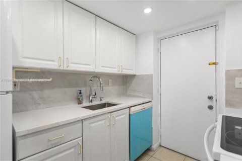Condo in Hialeah, Florida, 3 bedrooms  № 2044106 - photo 2