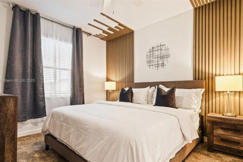 Casa en venta en Kissimmee, Florida, 8 dormitorios, 398.46 m2 № 1963327 - foto 7