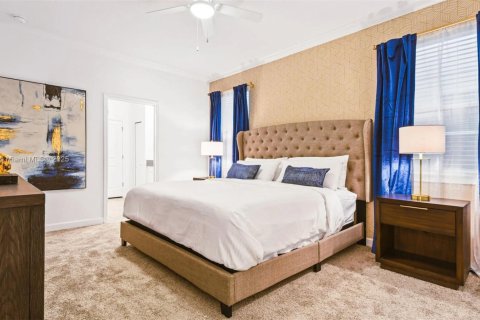 Casa en venta en Kissimmee, Florida, 8 dormitorios, 398.46 m2 № 1963327 - foto 12