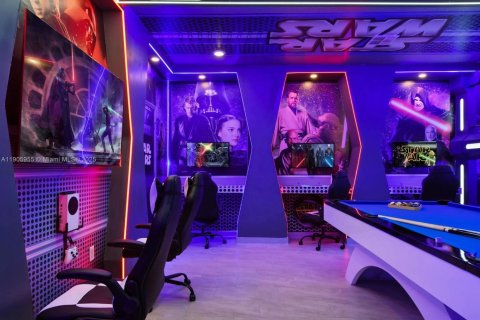 Casa en venta en Kissimmee, Florida, 8 dormitorios, 398.46 m2 № 1963327 - foto 21