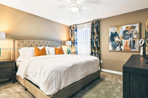 Casa en venta en Kissimmee, Florida, 8 dormitorios, 398.46 m2 № 1963327 - foto 9