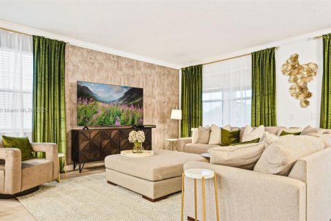 Casa en venta en Kissimmee, Florida, 8 dormitorios, 398.46 m2 № 1963327 - foto 2