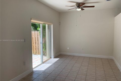 Снять в аренду таунхаус в Майами, Флорида 3 спальни, 136.19м2, № 2014878 - фото 6