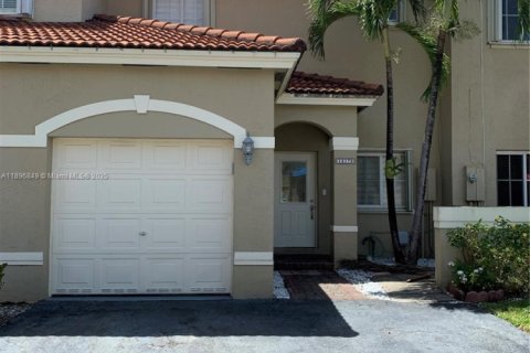 Снять в аренду таунхаус в Майами, Флорида 3 спальни, 136.19м2, № 2014878 - фото 2