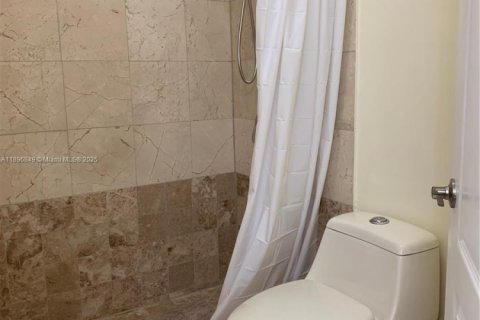 Снять в аренду таунхаус в Майами, Флорида 3 спальни, 136.19м2, № 2014878 - фото 19