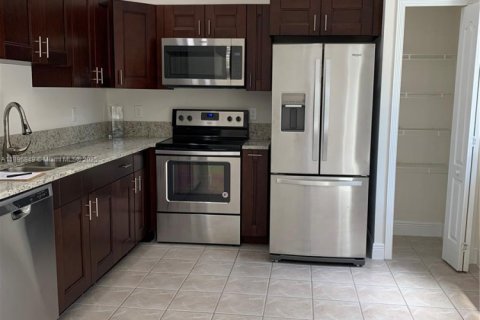 Снять в аренду таунхаус в Майами, Флорида 3 спальни, 136.19м2, № 2014878 - фото 25