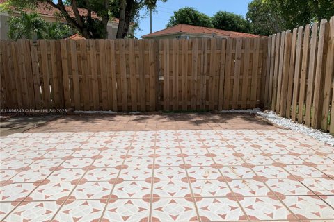 Снять в аренду таунхаус в Майами, Флорида 3 спальни, 136.19м2, № 2014878 - фото 5