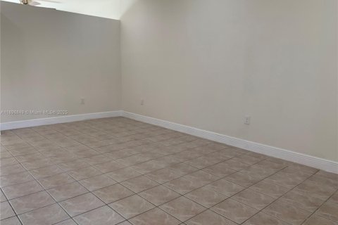 Снять в аренду таунхаус в Майами, Флорида 3 спальни, 136.19м2, № 2014878 - фото 3