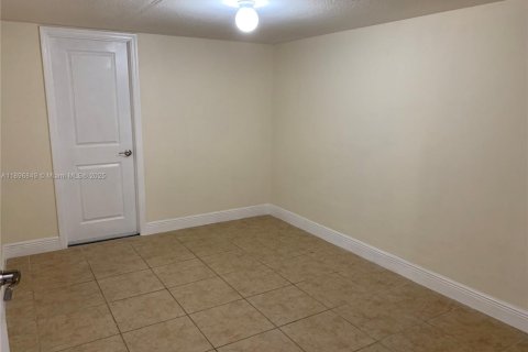 Снять в аренду таунхаус в Майами, Флорида 3 спальни, 136.19м2, № 2014878 - фото 10