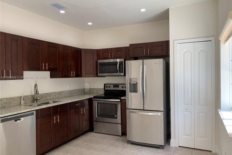 Снять в аренду таунхаус в Майами, Флорида 3 спальни, 136.19м2, № 2014878 - фото 4