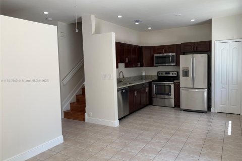 Снять в аренду таунхаус в Майами, Флорида 3 спальни, 136.19м2, № 2014878 - фото 7