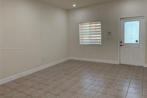 Снять в аренду таунхаус в Майами, Флорида 3 спальни, 136.19м2, № 2014878 - фото 9
