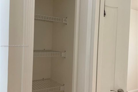 Снять в аренду таунхаус в Майами, Флорида 3 спальни, 136.19м2, № 2014878 - фото 21