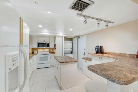 Condo in Fort Lauderdale, Florida, 2 bedrooms  № 1892753 - photo 8