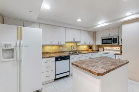 Condo in Fort Lauderdale, Florida, 2 bedrooms  № 1892753 - photo 7