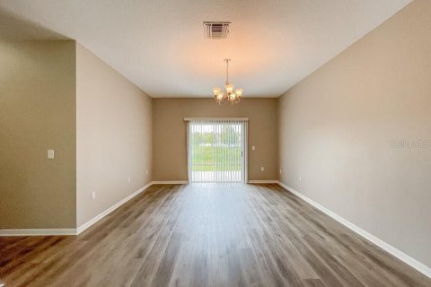 Villa ou maison à louer à New Port Richey, Floride: 4 chambres, 182.83 m2 № 2406275 - photo 5