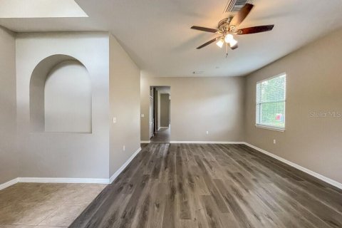 Villa ou maison à louer à New Port Richey, Floride: 4 chambres, 182.83 m2 № 2406275 - photo 4