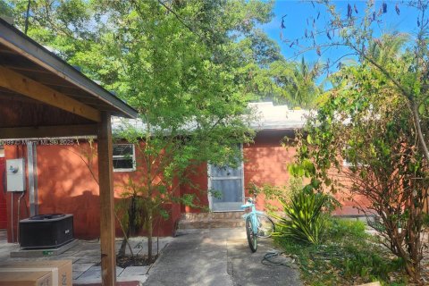 House in Miami, Florida 3 bedrooms, 126.72 sq.m. № 1860997 - photo 1